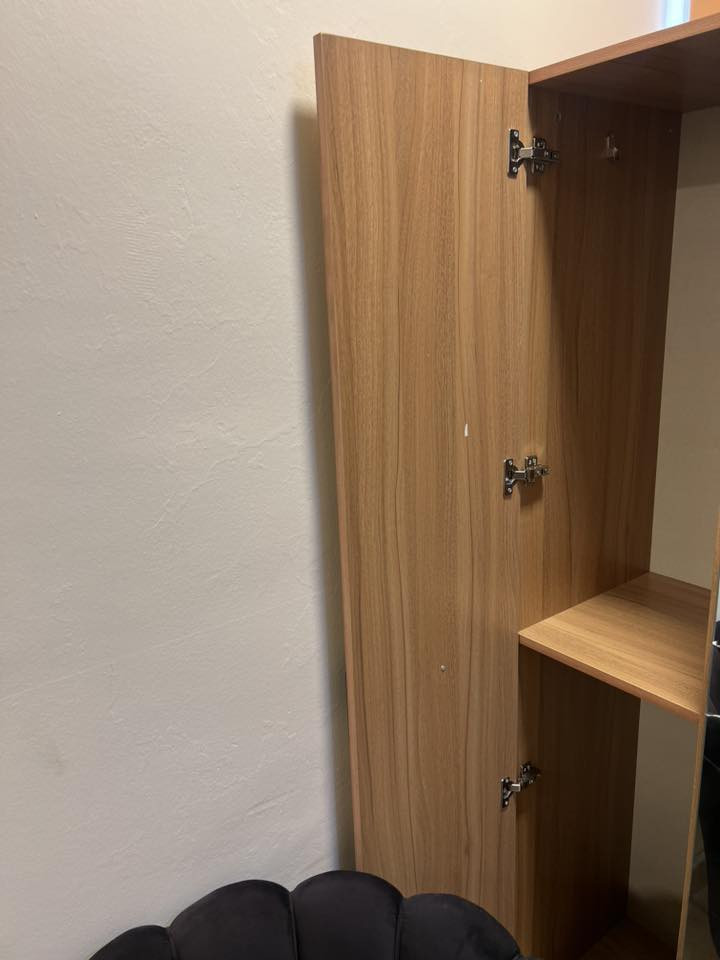 السلام عليكم جميع المعروض استعمال شخصي اخو الجديد
غرفة نوم سعر(550)
ثلاجة سعر (110)
سبالت عدد 2سعر(800)
قنفات ديوان سعر (225)
تلفزيون سعر (110)
ميز مكتبي سعر (110)
كاونتر سعر(275)
جميع الاسعار قابلة للتفاوض شي بسيط 
للاستفسار 
***********
واتساب
