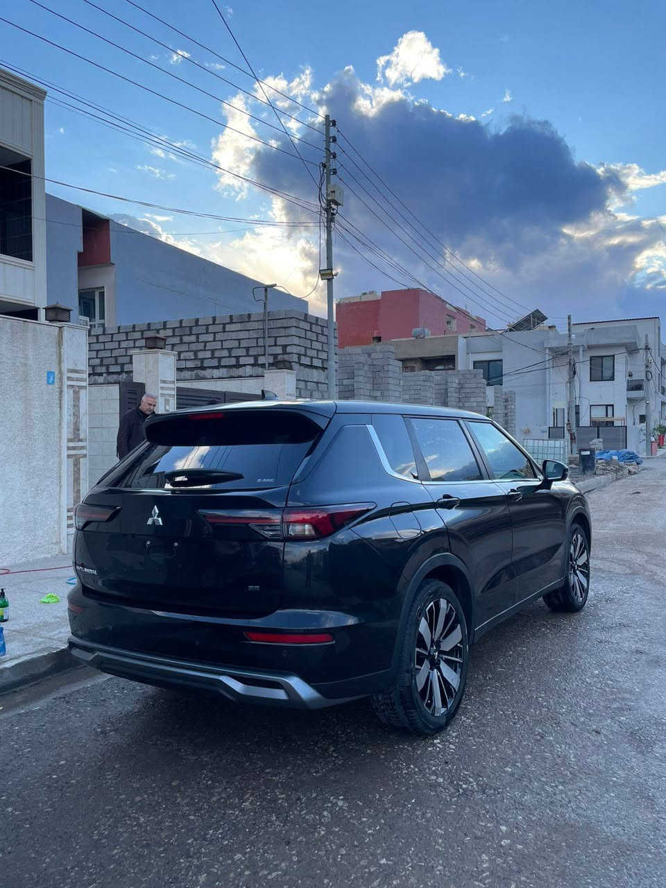 بأسم الله، تم اليوم وصول سيارة ميتسوبيشي اوتلاندر  موديل SE 2025, السيارة فول مواصفات عدا بانوراما،ماشية 12 الف مايل،السيارة مكفولة من الشواصي والدواخل،  ايرباك فقط البردة ( رقم الشاصي موجود في المنشور)، بجم& خلف كبس، بيها الكثير من المواصفات، تبديل بابين جهة النفر مع تعديل وصبغ بعض الخدوش جهة السايق، السيارة جاهزة وبدون مصرف،السيارة في دهوك، السعر 195 $***********..
