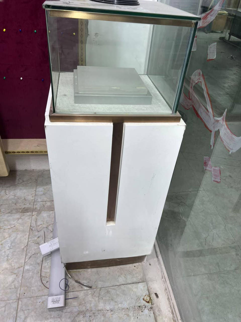 السلام عليكم شباب ميز عرض عدد ٢ وباترينه عرض سعر 200 ألف وبيهن مجال لشراي العنوان سوك الفلوجه قرب مصرف الرافدين الرقم ***********
