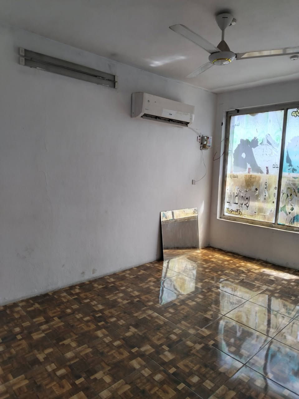 شقة تجارية للأيجار تنفع مختبر او عيادة او معهد تدريس الدور السلام شارع 30 قريب مدرسة كنوز المعرفه للأستفسار الاتصال على ***********
