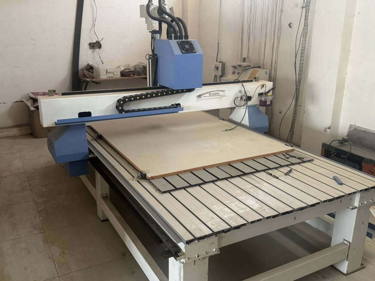 سلام عليكم للبيع مكينه cnc جديدة ممستعملة دبل ماطور  ثري فيز
المكان بغداد 
للاتصال ***********
