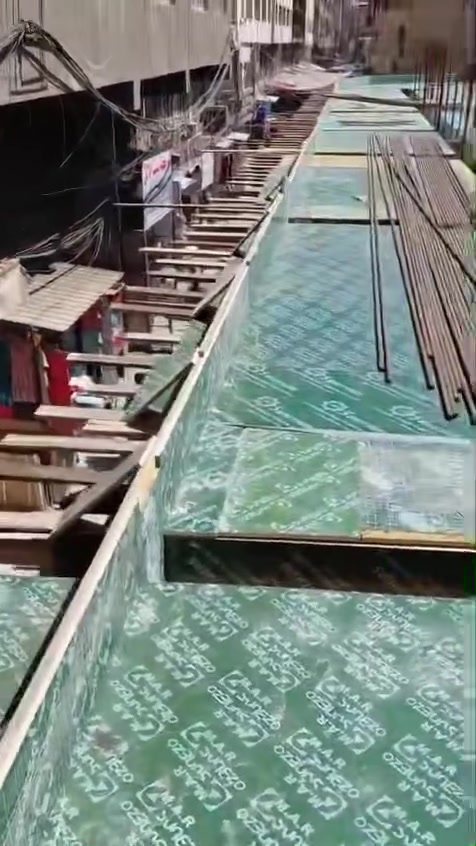 🏗️ لقطات من موقع العمل: كفاءة كوادرنا في تنفيذ أعقد المشاريع الإنشائية

الموقع📍: بغداد / الشورجة

تستمر كفاءات شركة البروج للمقاولات والاستثمار العقاري في وضع بصمتها الاحترافية بمختلف المواقع، حيث تشارككم اليوم لقطات حية لعمل كادر النجارين التابع لشركتنا أثناء تنفيذ أعمال القوالب الخرسانية لأحد المجمعات التجارية في قلب منطقة الشورجة.

لأن دقة الهياكل الخرسانية ورصانتها تعتمد بالدرجة الأولى على مهارة كادر التنفيذ والمواد المستخدمة؛ يحرص نجارو الشركة على تطبيق أعلى معايير الدقة الهندسية.

⚙️ أبرز تفاصيل ومميزات مرحلة العمل الحالية لكادرنا:

 حرفية استخدام ألواح البلايوود: يمتلك كادرنا خبرة عالية في توظيف ألواح خشب البلايوود لتهيئة قوالب السقوف والأعمدة، مما يضمن خروج الأسطح الخرسانية بعد الصب ملساء، مستوية تماماً، ومطابقة للأوزان الهندسية المقررة دون أي تفاوت.

 الدقة في الأبعاد الهندسية: يركز الكادر على ضبط زوايا القوالب وتدعيمها بدقة متناهية لضمان تحمل ضغط الخرسانة أثناء الصب، وتأمين توزيع هندسي سليم للأعمدة والجسور الخرسانية.

أينما وُجد العمل.. تبرز دقة وبصمة كادر شركة البروج لتضمن لكم التأسيس الصحيح.

💼 مسؤولية الشركة والتزاماتنا:

1- الالتزام بالمعايير: تطبيق أعلى معايير الجودة ومواصفات الهندسة الإنشائية بسواعد كفاءاتنا المتخصصة.

2- الجدول الزمني: الالتزام التام بمواعيد مراحل التنفيذ والتسليم دون أي تأخير.

3- ضمان حقيقي: فترة صيانة مجانية لمدة سنة كاملة تبدأ من تاريخ تسليم أعمالنا بالكامل.

4-التصميم مجاناً: عند الاتفاق والتعاقد مع شركتنا لتنفيذ مشروعك القادم (تجاري أو سكني)، ستحصل على (المخططات الهندسية الكاملة + تصميم الواجهات والمنظور ثلاثي الأبعاد 3D مجاناً بالكامل).

للتواصل مع القسم الهندسي أو للاستعلام عن خدمات التنفيذ والمقاولات، يرجى الاتصال عبر الأرقام التالية:
📞 ***********
📞 ***********
#شركة_البروج #كوادر_هندسية #نجارة_إنشائية #بلايويد #صبات_خرسانية #مقاولات_بغداد #إعمار_واستثمار #هندسة_مدنية
