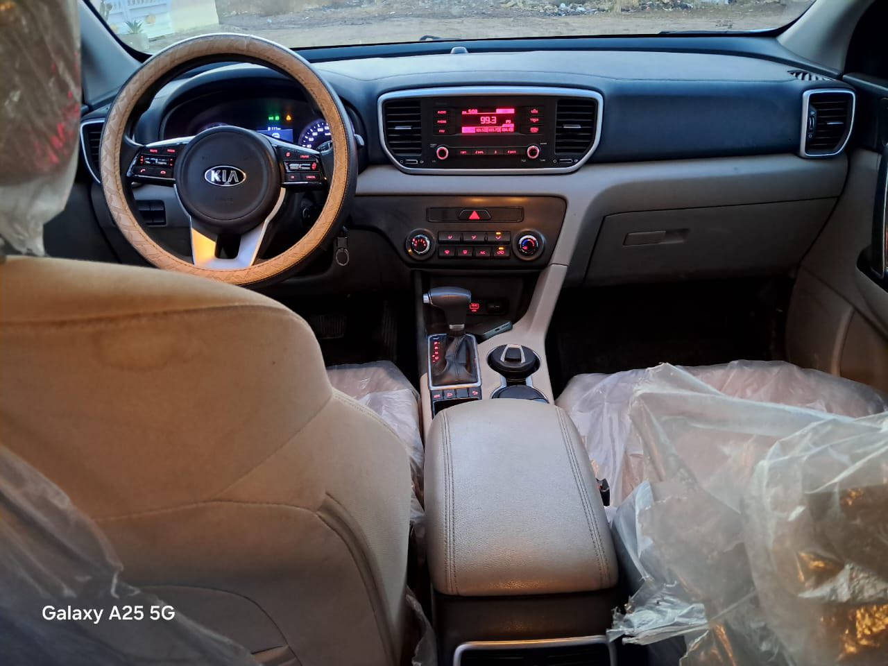 السلام عليكم كيا سبورتج ٢٠١٩ خليجي مكينه ٢٠٠٠ دوش بأسمي تحويل مباشر رقم سنويه جديد سيارة جاهزة مابيها اي نقص حادث باب جاملغ خلفي بي صبغ بدون دواخل وسونار مرفق داخل المنشور السعر ١٧٥ رقم ***********
