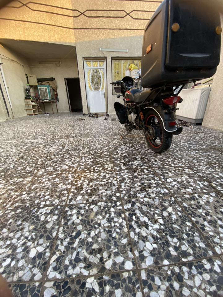 سلام عليكم شباب بوكسر موديل 2022 الدراجة كاملة كفلك تنقيص تبخير كهربأئياتهة كاملة من أيدك لشارع بس لستان تعليك طاك وجبت واحد جديد بل صندوك وراقهة ضايعة عندي كفلك سرقة وعشاير  تجي تاخذهة من باب بيتي مكاني بغداد مدينة الصدر رقم تليفون *********** سعر 850  ألف وبيهة مجال
