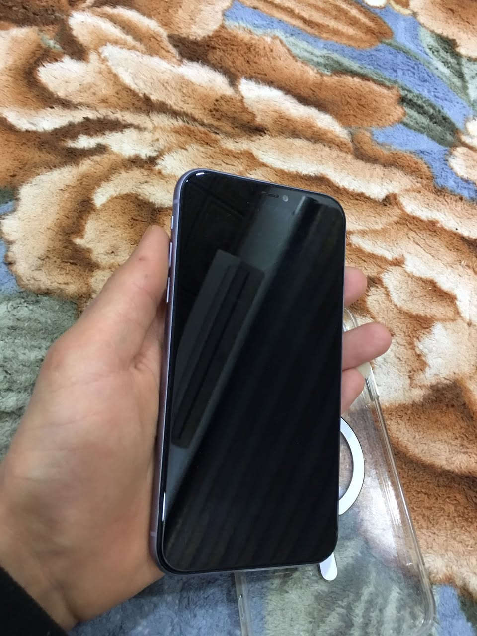 ايفون 11 عادي جهاز كلش نضيف
مساحه 64
بطاريه 71
مبدل فقط شاشا مال تفليش 
فيس ايدي شغال 
دكمه التعلي الصوت ما تشتغل فقط 
جهاز كلشي ما مبدل بي فقط
الشاشة مال تفليش 
سعر 190 مجال حك جيتك
متواجد فيس او اتصل ع رقم
*********** بي واتساب

