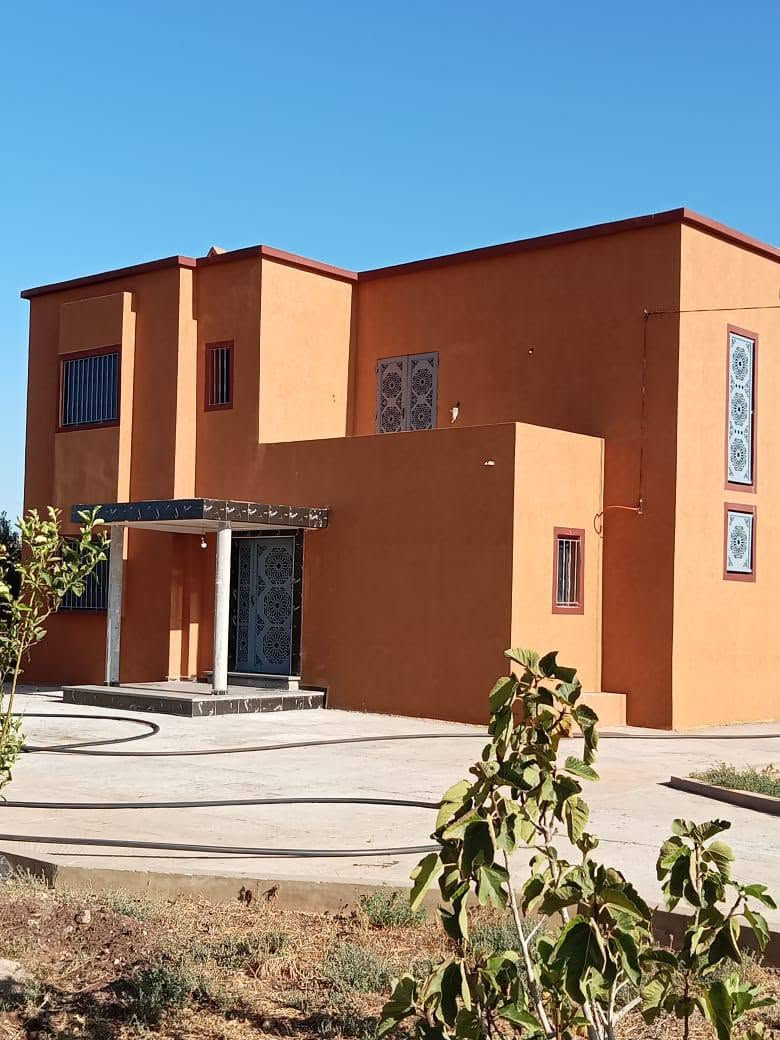 🌿🏡 فرصة استثمارية نادرة للبيع نواحي برشيد – طريق الربيع 🏡🌿

💎 إذا كنت تبحث عن الهدوء، الطبيعة، والاستثمار المضمون، فهذه فرصة لا تتكرر!

📍 الموقع: نواحي برشيد – طريق الربيع
📏 المساحة: 1 هكتار و600 متر مربع
📜 الوضعية القانونية: محفظة 100% (Titre Foncier)

✨ مميزات العقار:
✅ أرض مسيجة بالكامل
✅ سكن للعساس 🏠
✅ هنكار صغير 🚜
✅ شاطو (Château d'eau) 💧
✅ أشجار زيتون مثمرة 🌳🫒
✅ بئر ماء صالح للاستعمال 💦
✅ تبعد فقط 500 متر عن الطريق المعبدة (Route goudronnée) 🛣️
✅ على بعد 10 كلم فقط من مدينة برشيد 📍
✅ منطقة هادئة وآمنة ومناسبة للسكن أو الاستثمار الفلاحي 🌿

💰 الثمن: 180مليون سنتيم فقط
🤝 قابل للنقاش للجادين

🔥 مناسبة لإنجاز فيرمة، مشروع فلاحي، استراحة عائلية أو استثمار طويل الأمد.

📞 للمزيد من المعلومات أو لتحديد موعد للزيارة، المرجو التواصل معنا. 0619241773 الدروة, برشيد


**إذا كنت صاحب هذا الإعلان وتريد حذفه لأي سبب، رجاءا أرسل رسالة إلى الدعم الفني**