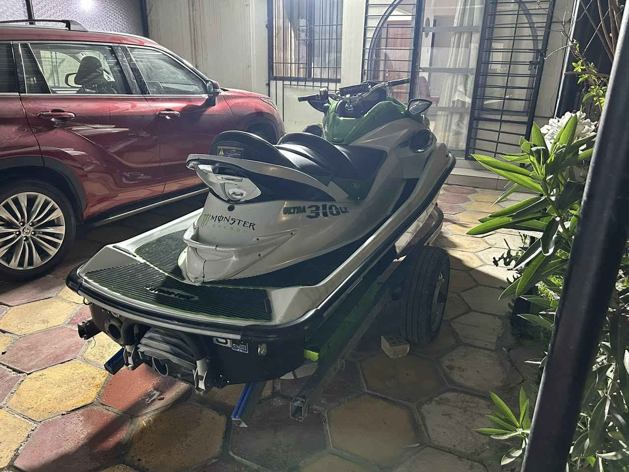 السلام عليكم جت سكي كاواساكي الترا ٣١٠ سوبرجارج الحجم الكبير موديل ٢٠١٤ الجت نظيف بدون ضربه او عطل مع العربانه بطاريه جديده وجاهز للتشغيل السعر ٦٠ ورقة للاتصال ***********
