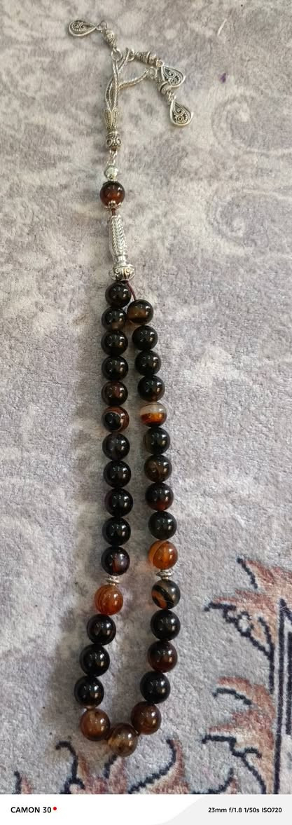 من رخصة الادمن
مسبحة عقيق اصلي 
حجر العقيق (Agate) الطبيعي، وهو مزيج بين العقيق الأسود (الأونيكس) والعقيق المخطط (المعروف أحياناً بالعقيق السليماني أو اليماني المخطط)

​لون الخرز: يجمع بين خرزات بلون أسود فاحم ولامع، وخرزات أخرى تتميز بخطوط وتموجات طبيعية بألوان متداخلة تشمل البني، والأبيض، والرمادي شبه الشفاف


**إذا كنت صاحب هذا الإعلان وتريد حذفه لأي سبب، رجاءا أرسل رسالة إلى الدعم الفني**