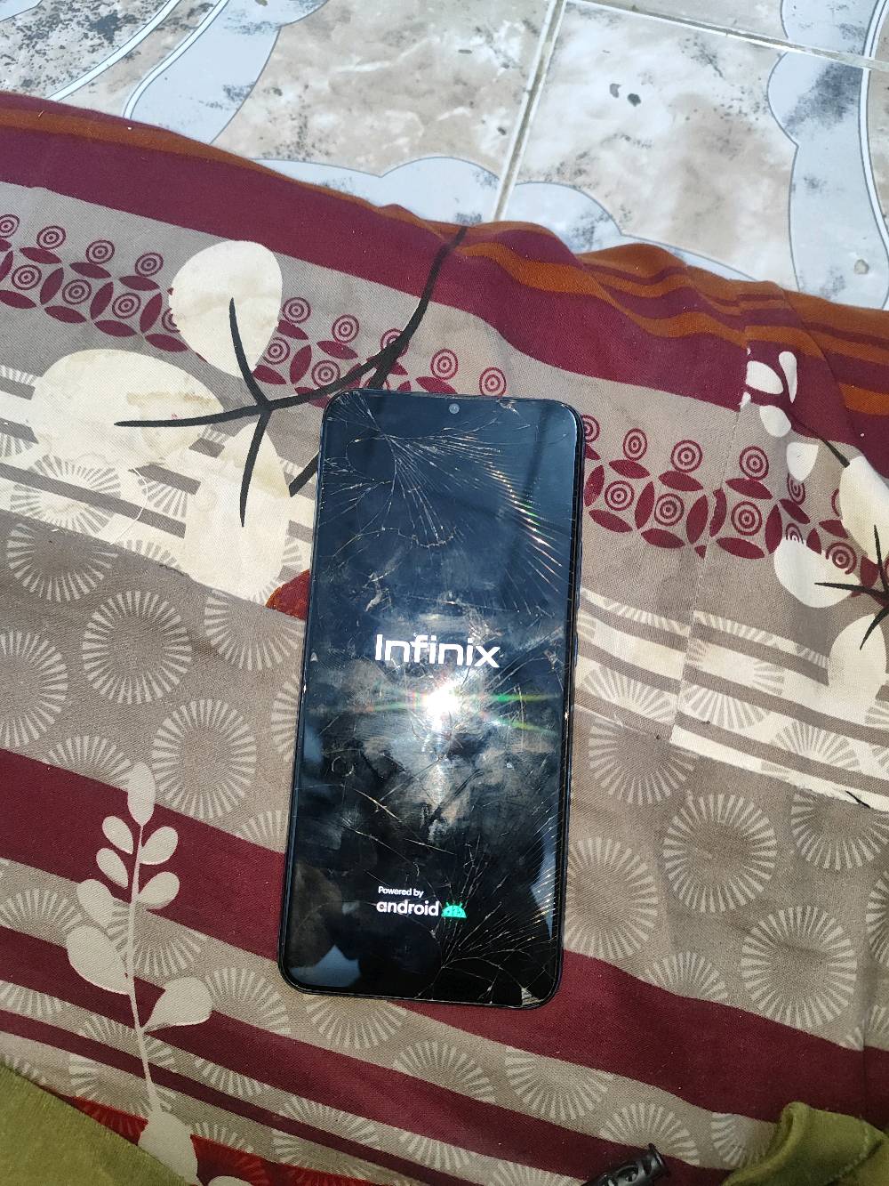 بيع موبايل Infinix. الشاشة مكسورة لكن النظام يعمل. مناسب للقطع أو للتصليح. يحتوي على كامرتين خلفيتين وقاريء بصمة. الجهاز بحالة مستعملة ويحتاج بعض التصليحات.