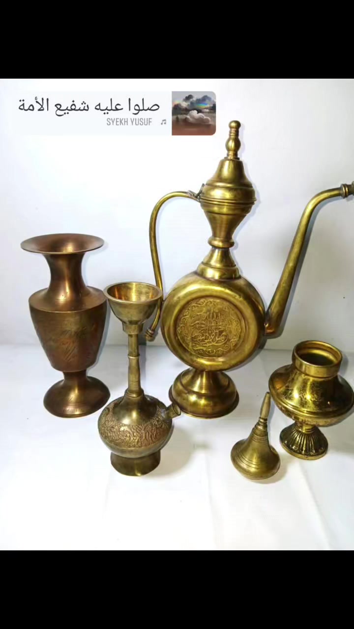 لوط "الزمن الجميل" - تشكيلة أنتيك نادرة وفخمة✨️
​🏺 محتويات اللوط:
​طقم ضيافة نحاسي (Vintage Brass): يشمل "دلة" عربية أصيلة بنقوش يدوية بارزة + 4 كؤوس نحاسية بتعتيق طبيعي ساحر.✨️
​مجموعة المباخر والمزهريات: تشكيلة متنوعة من النحاس الأصفر والأحمر المزخرف بآيات ونقوش إسلامية بديعة.✨️✨️
 القطعة المختومة (الأساس):
​طقم (براد + سكرية) إنجليزي أصلي🇺🇸: قطع ثقيلة وفخمة جداً، بنقوش بارزة وتفاصيل ملكية.✨️✨️✨️
​الدمغة: مختوم بختم المصنع✨️ الإنجليزي بالأسفل (واضح بالصور) لضمان الأصالة والقيمة. 🛡️
​ميني فازة: بورسلين كحلي ملكي "كوبالت" بلمسات ذهبية✨️✨️
​ولاعة "الطاووس": قطعة فنية فضية منقوشة بدقة عالية شغاله بتشرز♻️♻️
السعر [خاص]👌👌


**إذا كنت صاحب هذا الإعلان وتريد حذفه لأي سبب، رجاءا أرسل رسالة إلى الدعم الفني**