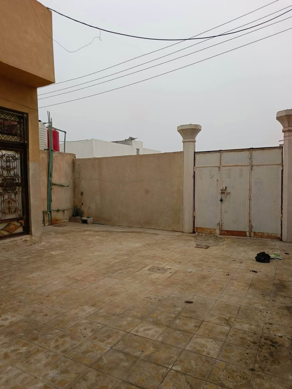 بيت للبيع مساحه 200 متر
غرفتين وصاله ومطبخ وديوان وكراج 
العنوان ابو الخصيب قرب معمل الشيخ
نموذج 25
مكاتبه وكاله ونسخه من الطابو 
السعر 85 وبيه مجال قليل 
***********
مكتب عقارات الخالدي البصرة, العراق
