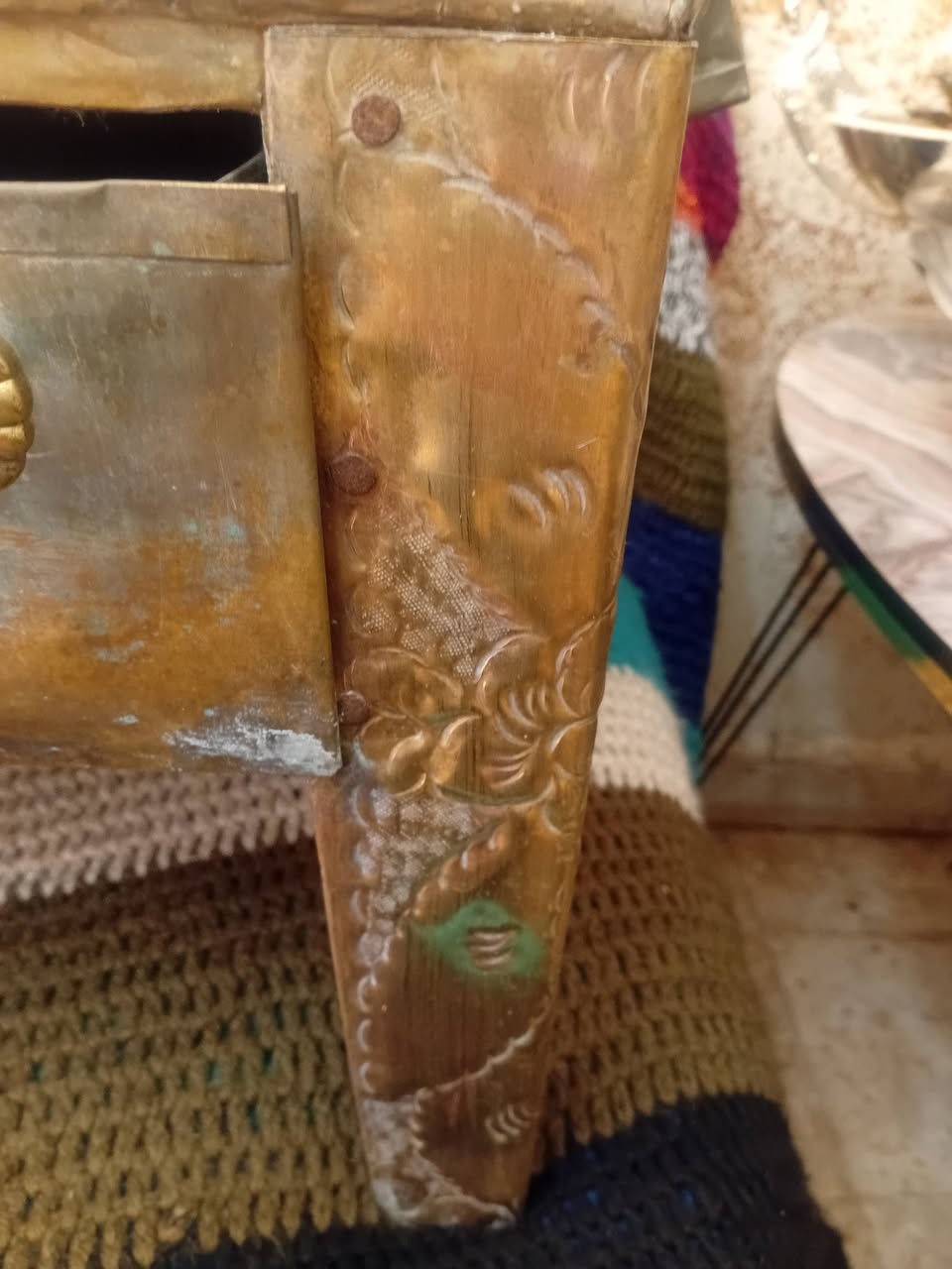 منقل نحاس تراثي قديم يدوي تباشيم نقش ابره بارز بزخارف نباتيه قياس ام في ٤٠سم مفضض 
٠٧٩٥٢٦٩٧٤٠


**إذا كنت صاحب هذا الإعلان وتريد حذفه لأي سبب، رجاءا أرسل رسالة إلى الدعم الفني**