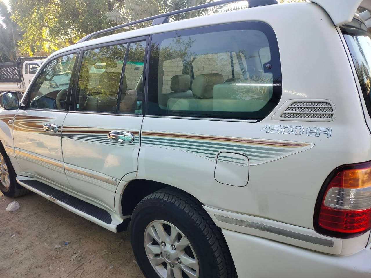 لاندكروزر موديل 2000 رقم واسط تحويل مباشر موجوده بواسط شاشه كهربائيات حداديه  كله جديد ما نقصهه شي مصبوغة حزام اثر جراد فول اوتوماتيك ثلاجه صغيره السعر 150 وبيه مجال 
***********
