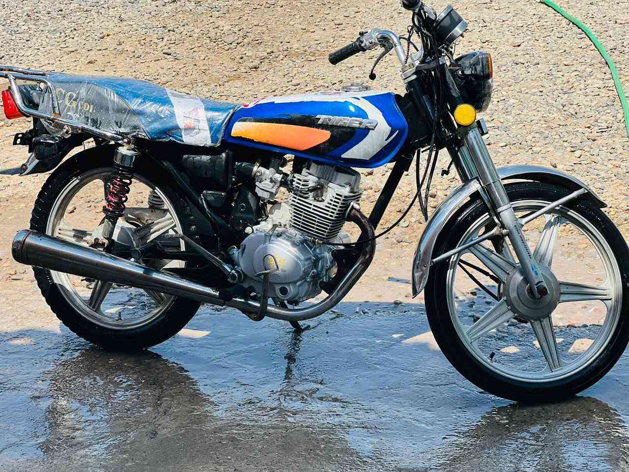 @إشارة 
السلام عليكم موطور للبيع السعر 280وبي مجال بارت عيتاني موديل 2019 نضافة فول محرك شرط دمعة لا صرف لا تبخير لا صوت كهربايات كلهة شغالة نضافة شوف العين معدل فول مال جناي العنوان الشركاط الساحل الأيسر اسديرة وسطى التواصل خاص او واتساب او اتصال ***********
السعر 280 وبي مجال
