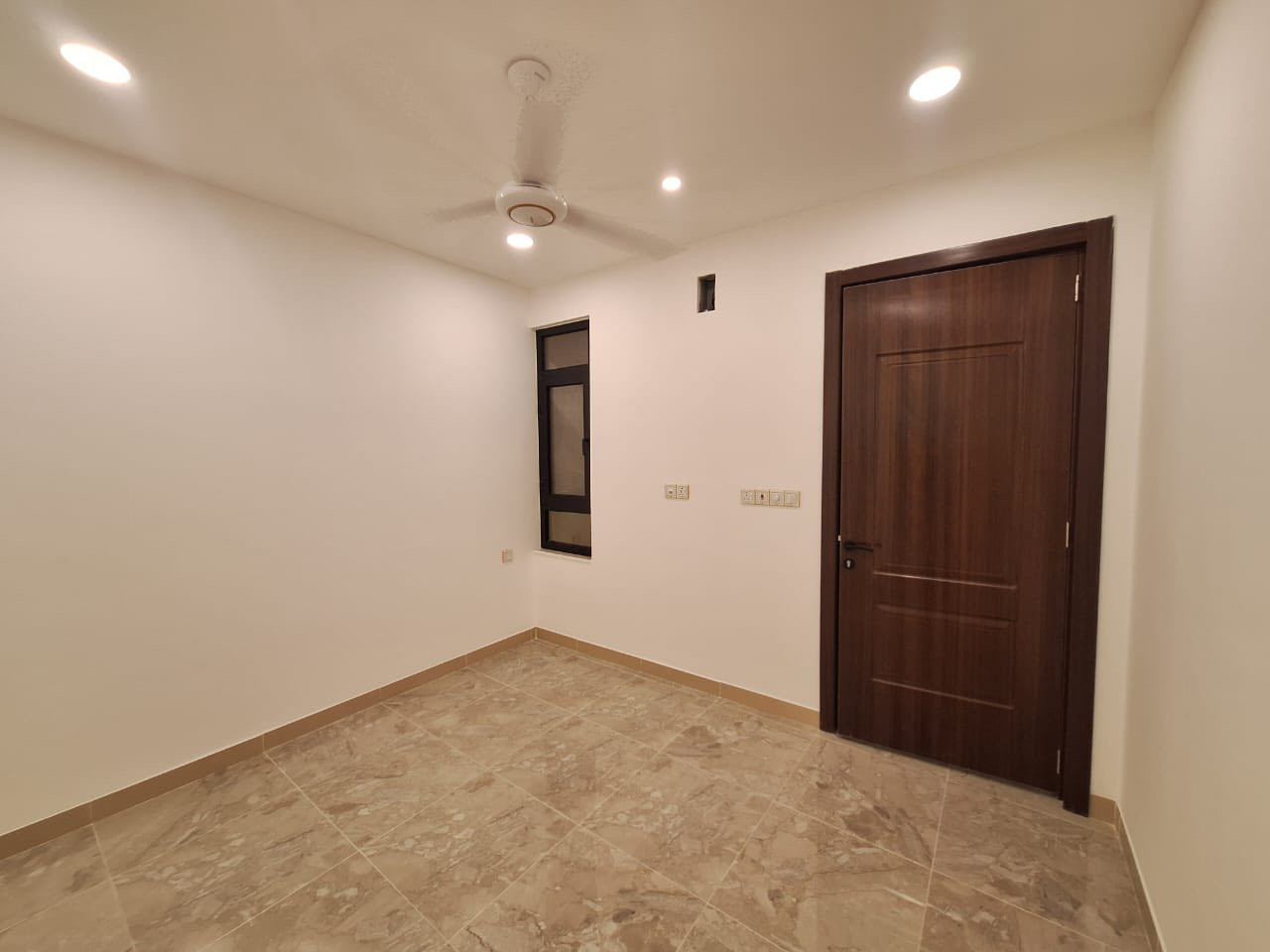 #السلام عليكم 🏡🏡
مشتمل للبيع 🏛️ سعره  مناسب 
مساحه ٥٠م  ثلاث طوابق عدد ٣ مميزات
٣ غرف نوم حمامات ٢ 
حي الشباب المربع الذهبي
للأستفسار ***********☎️واتس
