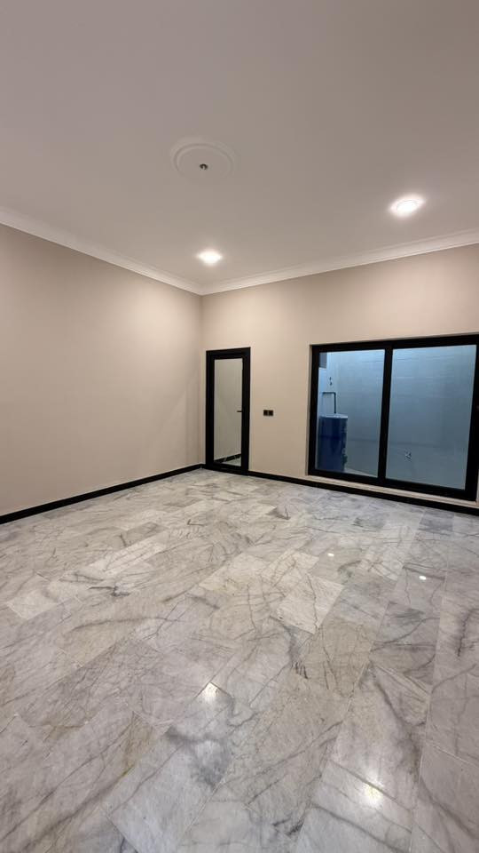 بيت للبيع 🏛️

📍 العنوان : ام الخيل الرابعة ، على شارع بعرض 20 م 
الدار ركن ✅ وواجهته الدار على شارع عريض ايضاً 

📈 المساحة : 165 م واجهه 10 م والنزال 16،50 م 

يتكون من :
- غرف نوم عدد 5
- صالة معيشة عدد 2
- دورات مياه عدد 5
- مطبخ
- استقبال

⚠️ السعر : 270 مليون قابل للتفاوض 

☎️ للاستفسار اكثر اتصل على : ***********

أو

📍 زيارة مكتبنا الكائن في : خدمي الجزائر ، مقابل تقاطع سايدين ام الخيل

📤 مكتب أحمد صبري لاستثمار العقاري
