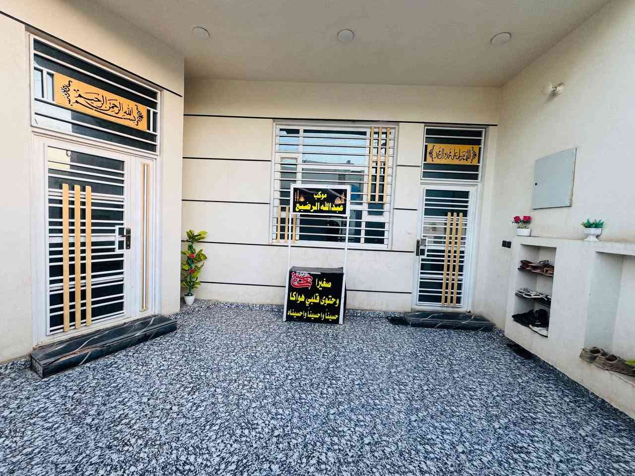 الدار للبيع ٢٠٠متر زراعي سند ٢٥ بناء درجه اولى ٢٠٢٥ يحتوى على غرفتين وصاله ومطبخ حار بارد و استقبال  وصاله فوك كبيره وستارة وجهه  الجمعيات  حجي حسن الثانيه نهاية السايدين بداية المنطقه مجاور الصيدليه للاستفسار اللاتصال على ***********
