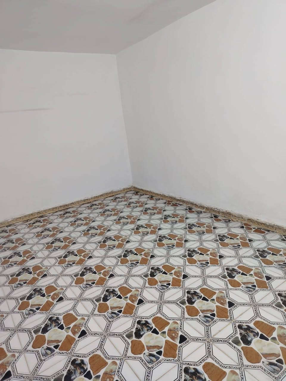 بيت للأيجار حي العسكري خلف المستوصف مساحه ٣٠٠ متر يحتوي عله ٣ غرف وصاله وحمامات داخليه وخارجيه مع الحوش الخارجي مساحته كلش جبيره سعر الايجار ٢٥٠ قفل للأتصال ***********
