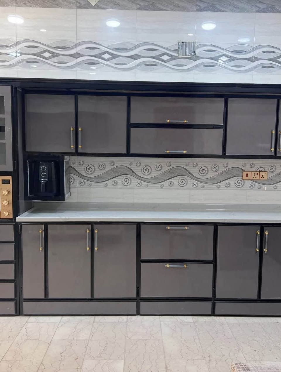 التفاصيل هي ما تصنع الفارق! 🔨 استغلال ذكي للمساحات مع تشطيب 'هاي جلوس' (High Gloss) يعطي لمعة تدوم طويلاً وسهولة في التنظيف. تنفيذنا المتكامل ليناسب احتياجاتكم اليومية. 🏠✨"
 
لانناا نؤمن أن المطبخ هو قلب البيت، صنعناه بدقة تليق بكم وبموديلات مودرن مختلفة 

‎سعر المتر الكاونتر 150 الف
‎سعر المتر المرمر. الصناعي 75 الف
‎سعر المتر المرمر الطبيعي125 الف

‎للاستفسار عن التصميم والتنفيذ، تواصلوا معنا عبر الواتساب 
0770 267 9966

#اكسبلور_فولو #معمل #الجميع #الالمنيوم #تصميم_داخلي كربلاء, العراق
