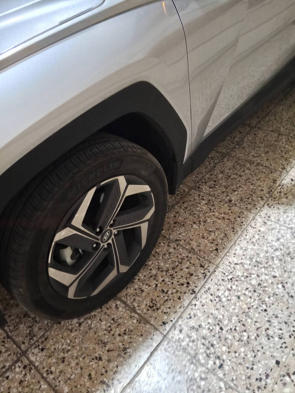 السلام عليكم ...توسان 24 وارد امريكي . هايبرد مرقم بغداد 
اللون سلفر .بنوراما .
حادثه موضح بالصور 
للاستفسار ***********
