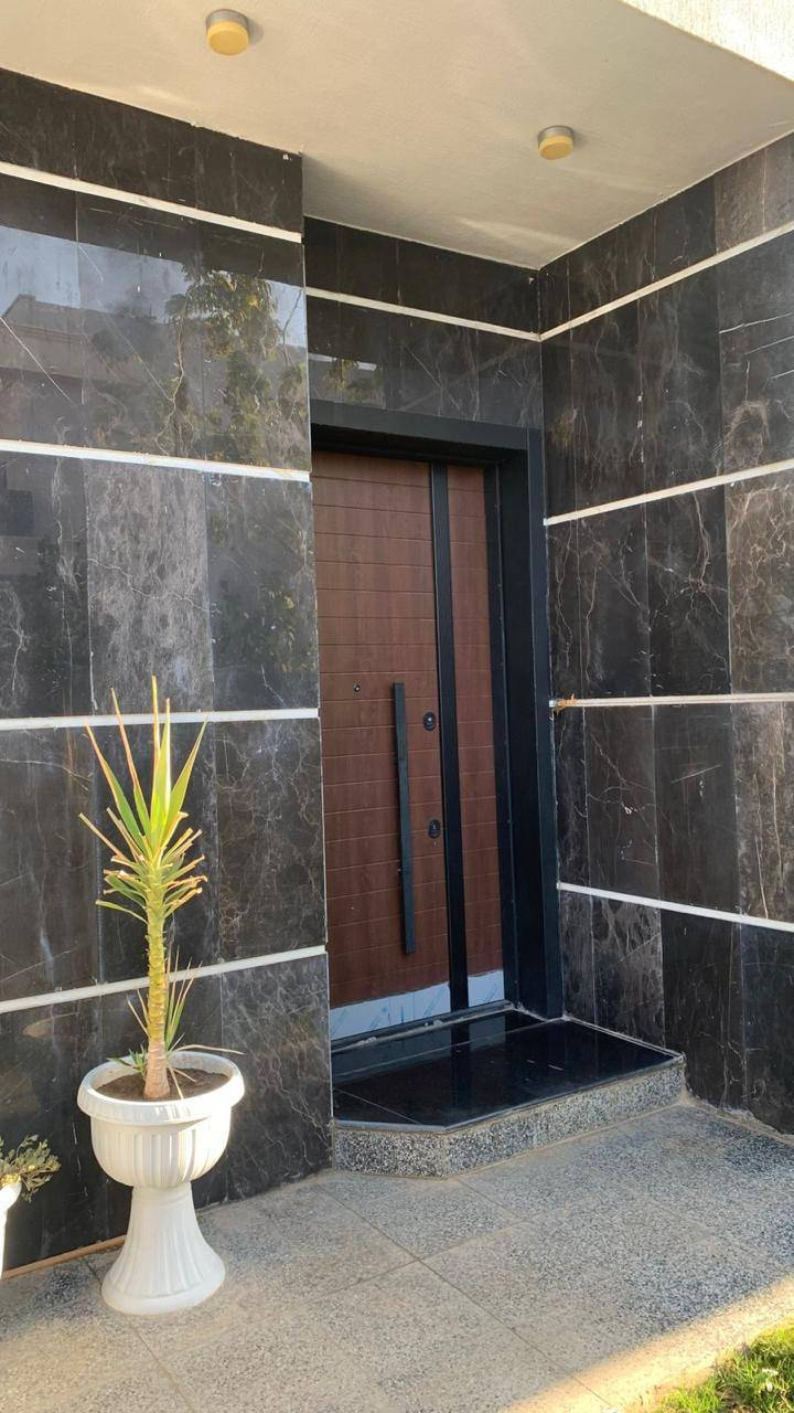 بسم الله إعلان بيت للبيع الرمادي مجمع عمر الراوي المرحله السادسه نظام سمه فله المساحة ٢٦٠متر البيت ركن مثل ماواضحه ب الصوره يحتوي الدار على ٥غرف نوم ٤غرف نظام سويت يتميز الدار على باقي البويوت ب اظافه غرفه البيت حاليآ مأجر ب واحد مليون السعر خاص تحويل مباشر ***********
