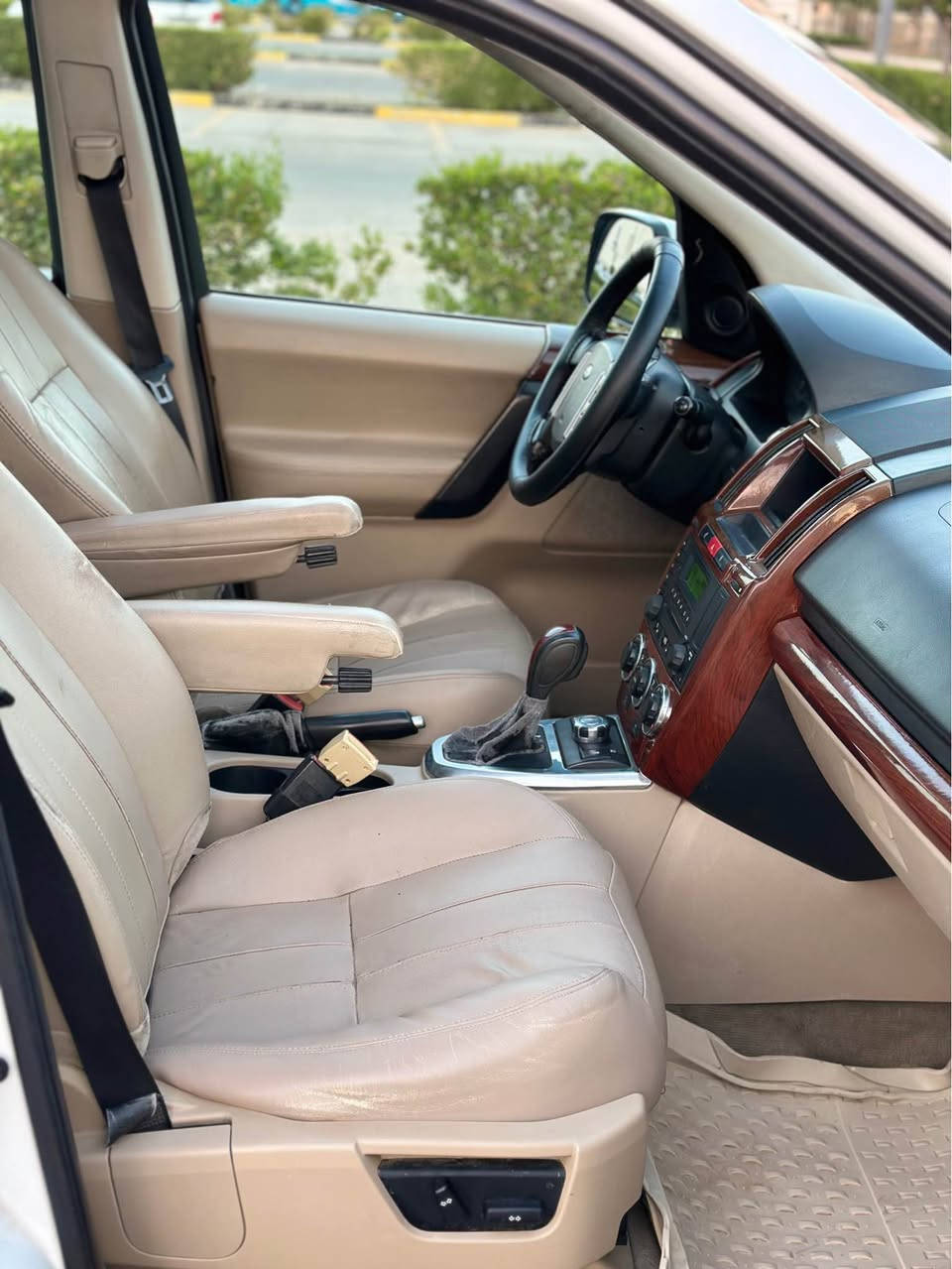 Land Rover   LR2   SE   2011 
سفري شةريكةي سةردارة 
مةكينةي ٦ بستوني  بي توربوية
١٧٠ هةزار كيلومتر روشتوة
گێڕو مەکینەي نةكراوةتةوة
سةنةويو رةقةمي تازةية
٤ تايةي تازةي لة ژيراية
سةيارةكة زور پاكو بي نو قسانية  
بوياخي نية ٢ جيگا تةعديلي ساردي هةية

فول مواسةفاتة

بةسمة 
پانوراما
ناوزةرد
ناو فورميكا
٦ سيدية
حاسةية
ئاوينةي شةفتة
٥ مودي دةبل اكسل
لايت عةدةسةو زينونة
كوشن جلد 
كوشن كاره باي

سةيارةكة لةسليمانية

سعري ٩٢ $ 
📞 ***********

===============================

land rover  LR2  se

سيارة موديل ٢٠١١  خليجية شركة سردار
محرك ٦ سلندر تنفس طبيعي  بدون تيربو
ماشي ١٧٠ الف
گير محرك مامفتوح
سنوي رقم جديد
تخم تاير جديد
سيارة حيل حلوة مابي نقص 
مابي صبغ  بي ٢ مكان تعديل بارد

فول مواصفات

بصمة
پانورما
داخل اسفر
داخل ساج
سيدي چنجر
حاسة
مرايت شفت
٥ مود فوريل
مازدات عدسة زينون
كشن جلد
كشن كهرباء
تحكمات ستيرن

مكان سيارة سليمانية

سعر ٩٢$ 
📞 *********** السليمانية, العراق
