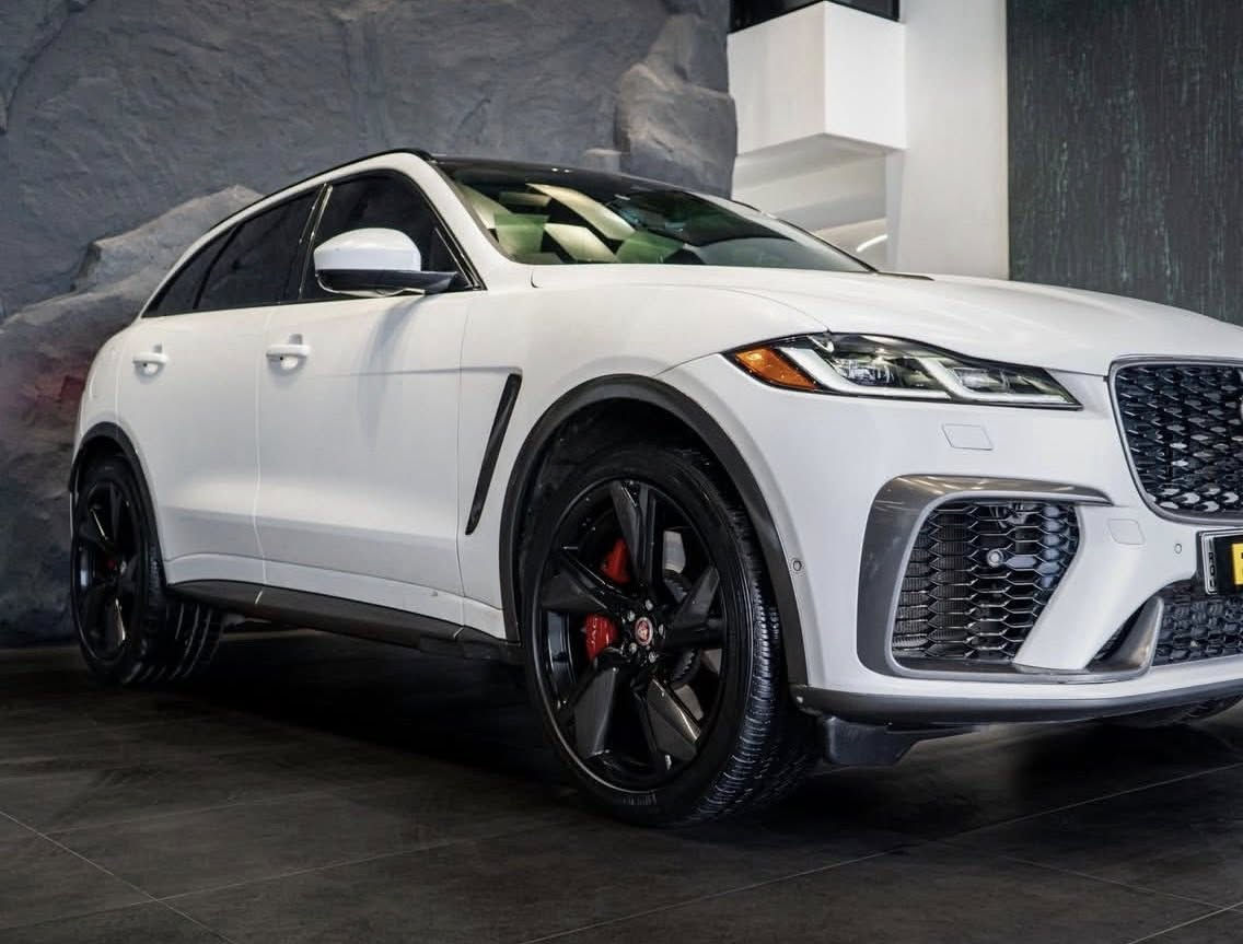 للبيع جاكوار F-PACE SVR موديل 2021 فل أوبشن، بحالة ممتازة جداً.
اللون أبيض مع حماية كاملة PPF مطفي (Matte) لحماية الصبغ الأصلي، وداخلية جلد أحمر رياضي مميز ونظيف جداً.

الموقع: أربيل
الممشى: 53,000 ميل
الحالة: ممتازة ج

المواصفات الميكانيكية:
 • محرك 5.0 لتر V8 سوبرتشارج
 • قوة 650 حصان
 • تسارع 0–100 كم/س حوالي 3.0 ثانية
 • دفع رباعي AWD
 • قير أوتوماتيك 8 سرعات

المواصفات والإضافات:
 • فل أوبشن SVR
 • فتحة سقف بانوراما
 • نظام 5 كاميرات (رؤية 360 درجة)
 • شاشة عدادات رقمية
 • نظام صوت Meridian الأصلي
 • مقاعد SVR رياضية جلد أحمر
 • نظام تعليق رياضي متكيف
 • عادم رياضي بصوت V8 مميز
 • جنوط SVR كبيرة
 • أنظمة أمان ومساعدة سائق متقدمة

السيارة نظيفة جداً من الداخل والخارج، قيادتها ممتازة ولا يوجد أي مشاكل ميكانيكية.
حماية PPF مطفي تحافظ على الطلاء الأصلي بالكامل.

للجادين فقط.
للاستفسار أو المعاينة في أربيل يرجى التواصل.
What’s app ( ***********)

44900$
