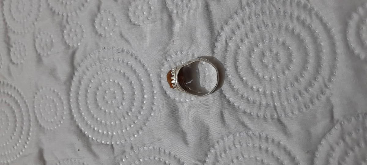 سلام عليكم محابس للبيع عقيق يماني طحلبي عتقد وعقيق يماني ما مجروخات محابس الكاط قديمات البيع سعر ثنينهن 100مكاني العماره الرقم ***********
