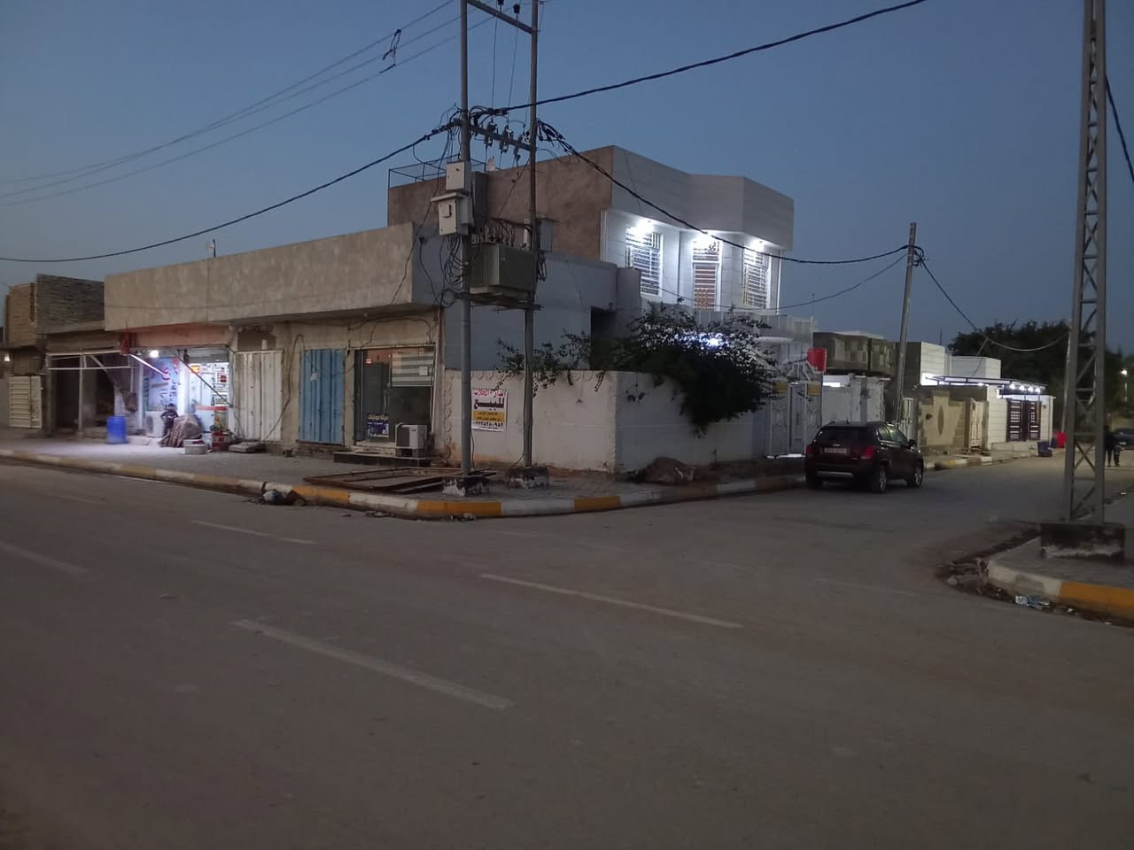 دار سكن طابو صرف في حي ( الكرار ) 
امام مول ابو ( نور ) 
مساحة  ٣٢٠ م  ( ركن ) 
موقع ( تجاري ) مع ( محلات ) عدد ( ٦ ) 
بناء طابوك - صب كونكريت  - ( بناء درجه اولى ) 
امام شارع ( ٣٠ م ) 
المحلات ( كله مستئجره ) 
تحويل ( مباشر ) 

للاستفسار مراجعة مكتب ( غيدان ) للعقار  
واسط - الزبيدية - مقابيل حي ( الصناعي )  
***********  
*********** محمد سيد غازي
