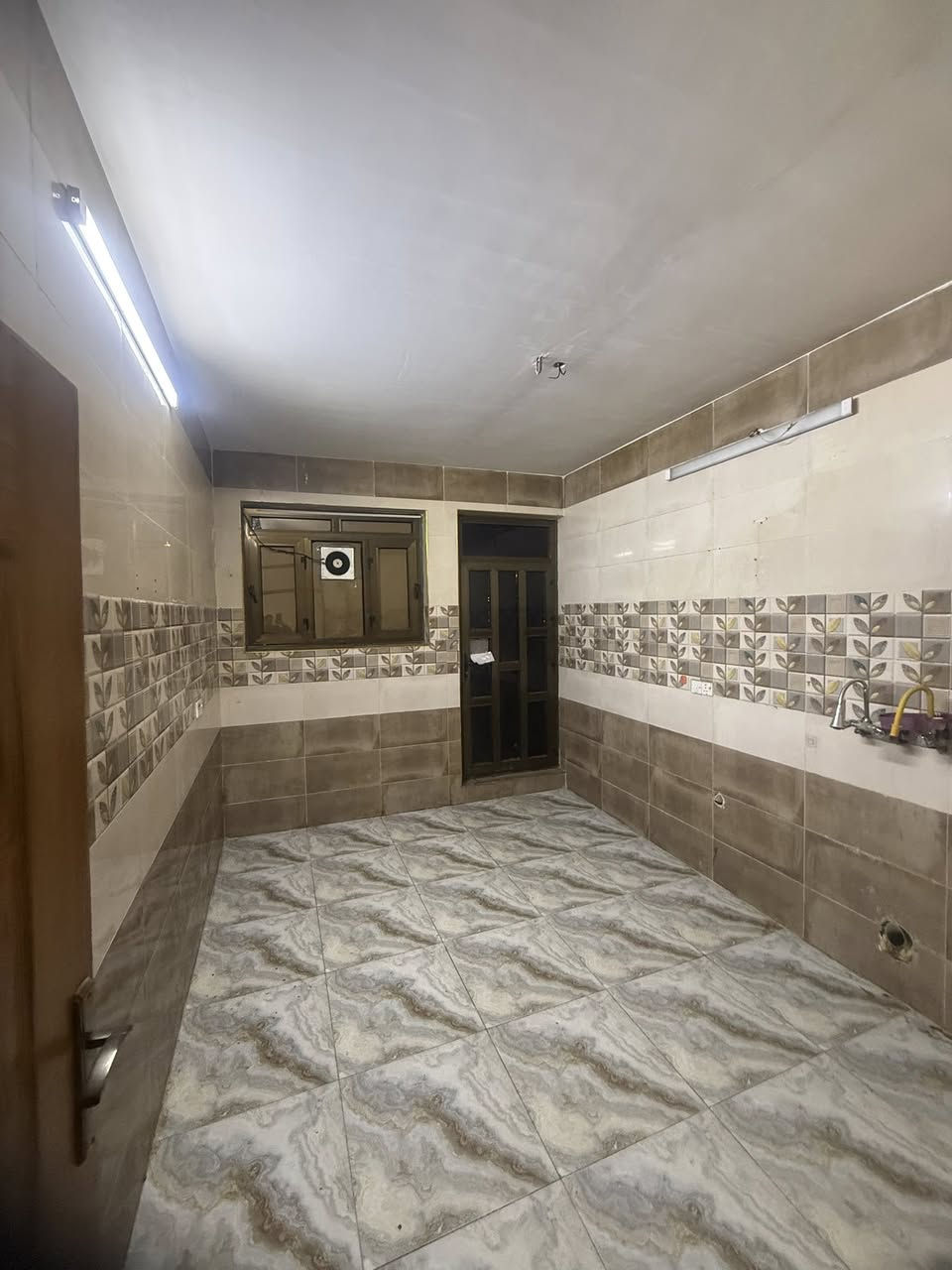 شقة للايجار 
٩٠ متر
طابق اول 
٣ غرف ومطبخ 
بناء حديث 
الموقع :الغزالية-ركن بداية سوق المائدة
السعر : ٥٥٠ الف  بيها مجال
للاستفسار:***********
