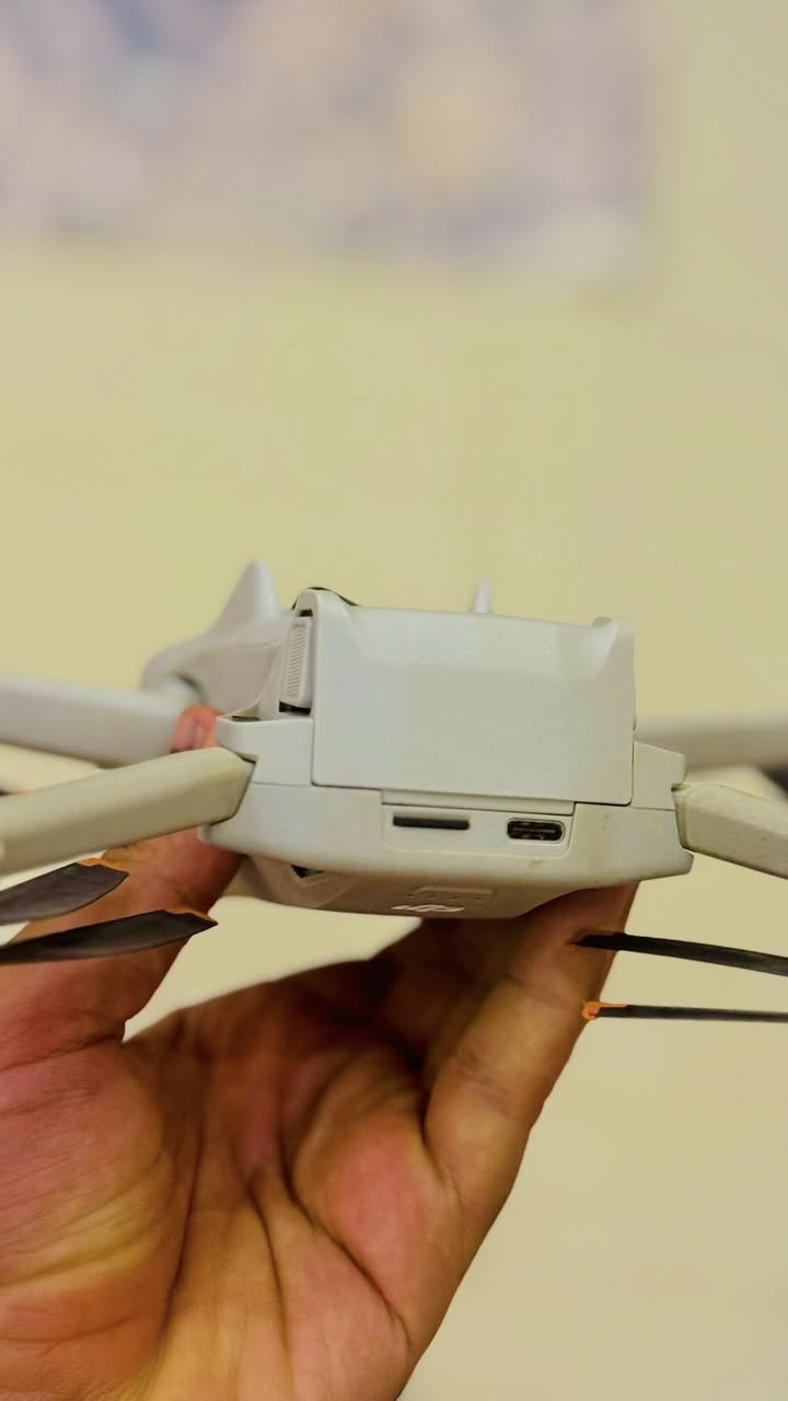 سلام عليكم
طيارة درون مني ٣ 

ملحقات بطاريات عدد اثنين بلاص 

السعر مليون بيه مجال 

العنوان الديوانية البدير 
***********
