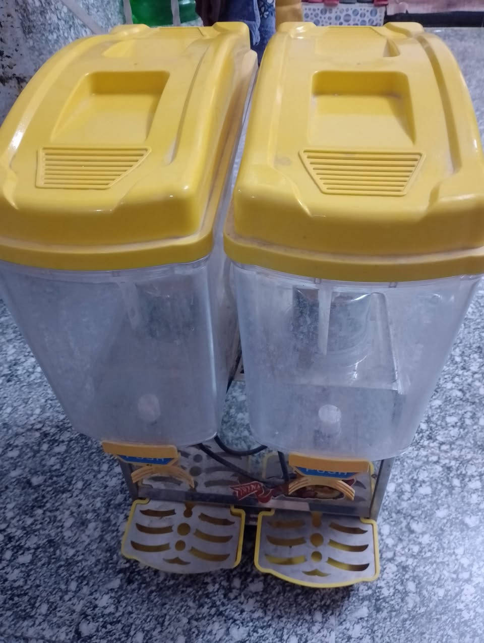 ماكنة موطا مع ماكنة شربت عصير السعر ثنين مليون وبيهن مجال تلفون ***********
