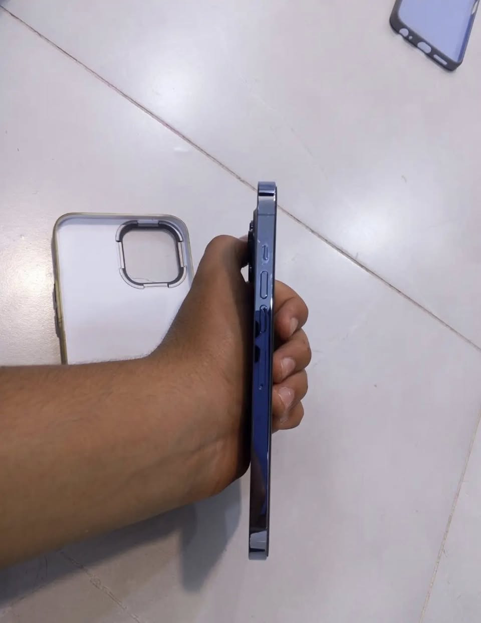 للبيع آيفون 13pro Maxنظافه 100/100 ما مبدل بي اي قطعه مآبي كسر ولا شخط بطاريته 78 بلاديه جهاز نظيف جدا السعر خاص او تواصل على رقم الهاتف ***********
