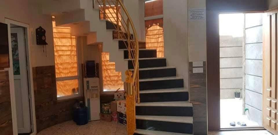 السلام عليكم بيت ركن  للبيع مساحة ٩٠  في الامين الثانية الاعلام
واجهة ١٠ والنزال ٩ يتكون من ثلاث طوابق يحتوي على ٤ غرف نوم. و ٣ حمام وصالة كبيرة واستقبال 
السعر 245 وبي مجال 

للاتصال ***********
