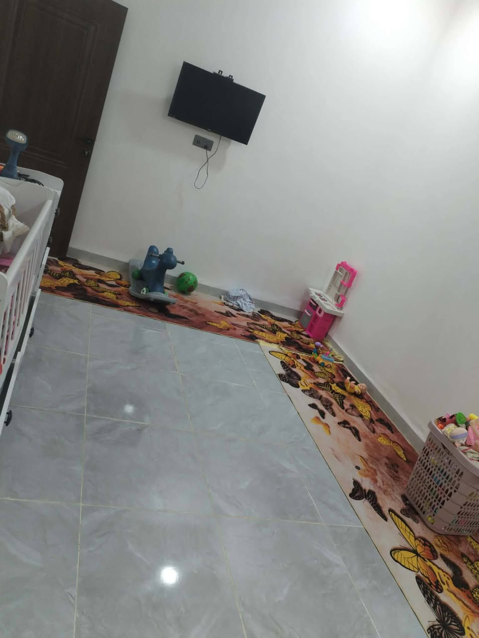 بيت للبيع طابو زراعي زراعي حي التقيه مساحه 200م مشمول بالتطويب مرقم يحتوي على 2 غرف صالة مطبخ استقبال صحيات داخليه وخارج وكراج سياره مرتفع عن الشارع العنوان حي التقيه الثالثة قبل مجمع الروان شارع مكتب ميار للاستفسار الاتصال على الرقم ***********
