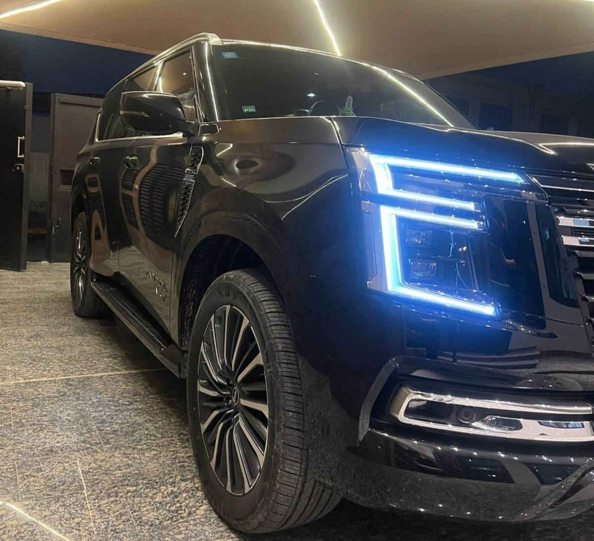 باترول بلاتينيوم  الشكل الجديد كليا 

وكالة السور 

أعلي فئة بلاتينيوم توين تربو موديل  2026 
سياره بعدهي زيرو 
 عداد المسافات 800 km 

رقم بغداد باسمي تحويل مباشر 

المواصفات القوية:

محرك V6 سعة 3.5 لتر توين تيربو 42 
425 حصان من القوة الخام

عزم 700 نيوتن متر لأداء متفوق

عفشة هيدروليك  جنوط ألمنيوم مقاس 22 بوصة مصابيح LED أمامية وخلفية

تتميز بتصميم عصري و مقصورة فاخرة بشاشة 28.6 بوصة،  نظام صوتي كليبش، 

ومقاعد جلدية بتهوية وتدفئة ومساج ،

كاميرا 360 درجة  مرائة داخلية كاميرا 

هيداب ديسبلاي  ثلاجة داخلية 

فتحة سقف بانورامية،  باب خلفي كهربائي مع مستشعر حركة. لمسات كروم مميزة وشبك أمامي جديد. شاشتان مقاس 14.3 بوصة للمعلومات والترفيه والعدادات.  نظام صوتي ممتاز Klipsch بـ 12 مكبر صوت 

مقاعد جلد فاخر (مبطن) مع وظيفة التدليك والتبريد والتدفئة. إضاءة داخلية محيطية متعددة الألوان، شاشة عرض أمامية (HUD).

شاشات ترفيه خلفية نظام القيادة الذكي ProPILOT. كاميرات محيطية 360 درجة مع خاصية "الرؤية غير المرئية" تحت غطاء المحرك. مثبت سرعة ذكي، نظام المحافظة على المسار، كشف النقطة العمياء.

فرملة طوارئ تلقائية أمامية وخلفية

ثلاثة صفوف مقاعد (تتسع لـ 7 أو 8 ركاب).

ناقل حركة أوتوماتيكي 9 سرعات يعطيك استجابة سلسة وثبات كامل

 نظام الدفع الرباعي الذكي (4WD) مع أنماط قيادة متعددة

تحكم مثالي على الطرق السريعة وأصعب التضاريس 
باترول بلاتينيوم تيربو 2026

رقم صاحب سيارة ***********
