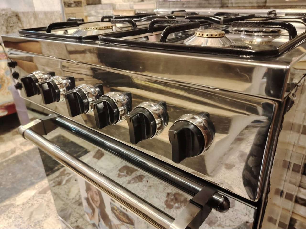 ❣️طباخ فرش مصري الأصلي للبيع❣️
أكبر حجم ب طباخات 4 عيون حجم 60×60.
 الطباخ نظيف كلششش وبعدها النايلون مالته بالصفاح ...واستعمال قليل هو والفرن والفديو والصور تحكم.
✅ كل الكهربائيات تشتغل الجداحات وضوه الفرن وماطور شوي الدجاج. 
✅️ وياه غراضه الاصليه كامله. صينية الفرن والشبجه مال الفرن وقاعدة الشوي. 
🔴 السعر 175 قفل 🔴. والسعر مابيه مجال .
صاحب الطباخ ابو علي
*********** بيه واتساب✅️
