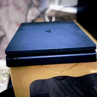 عندي بلي ستيشن 4 سلم (نظيف وغير مفتوح) اونلاين للبيع  ابيع وياه UBS  و...
