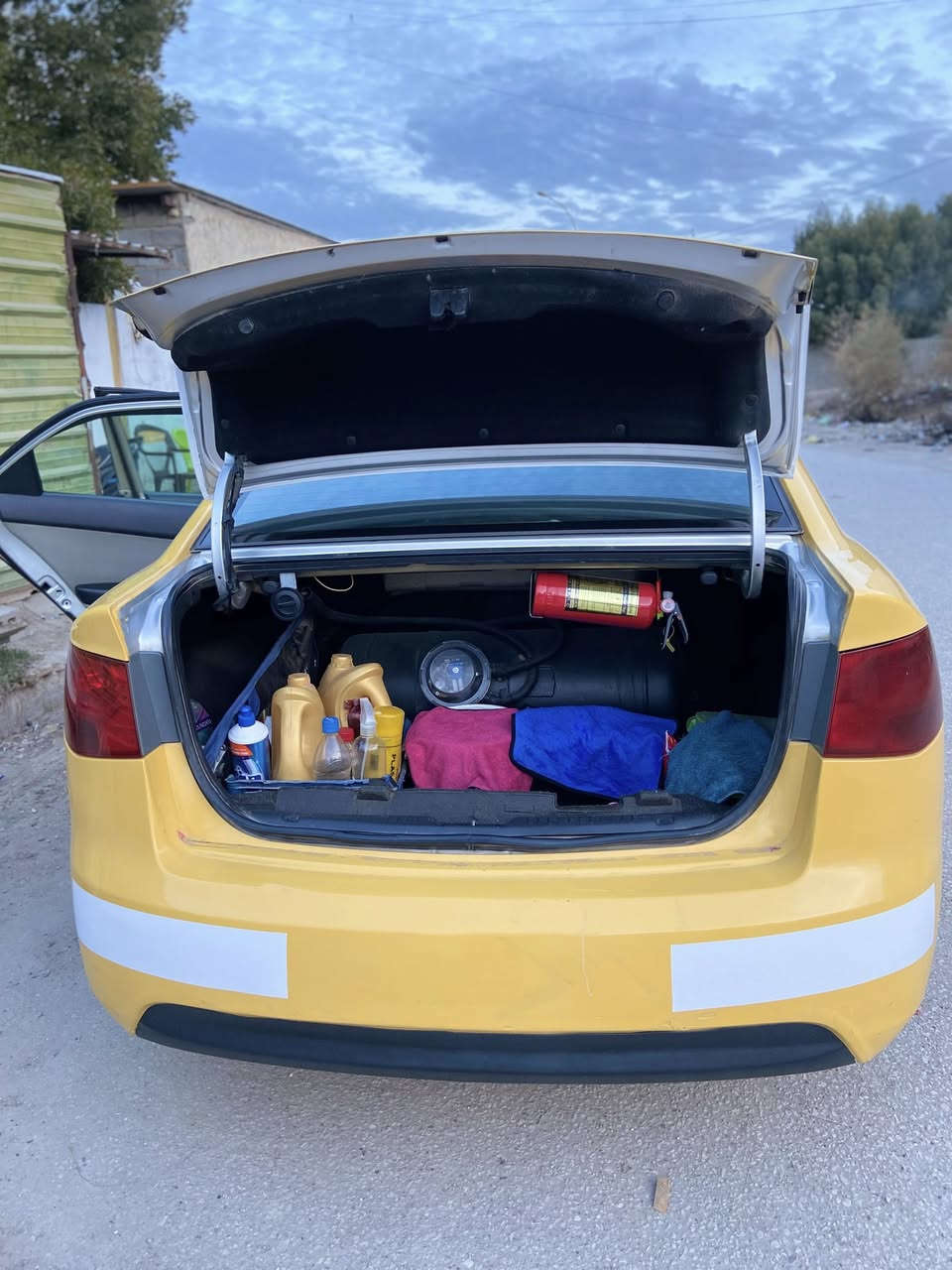 السلام عليكم فورتي للبيع موديل ١٣وراد أمريكي حادثها جاملغ امامي خطها جوال 
كلشي مصفر هيئه غرامات تحويل ثاني يوم غير متوفر بل فيس ***********
