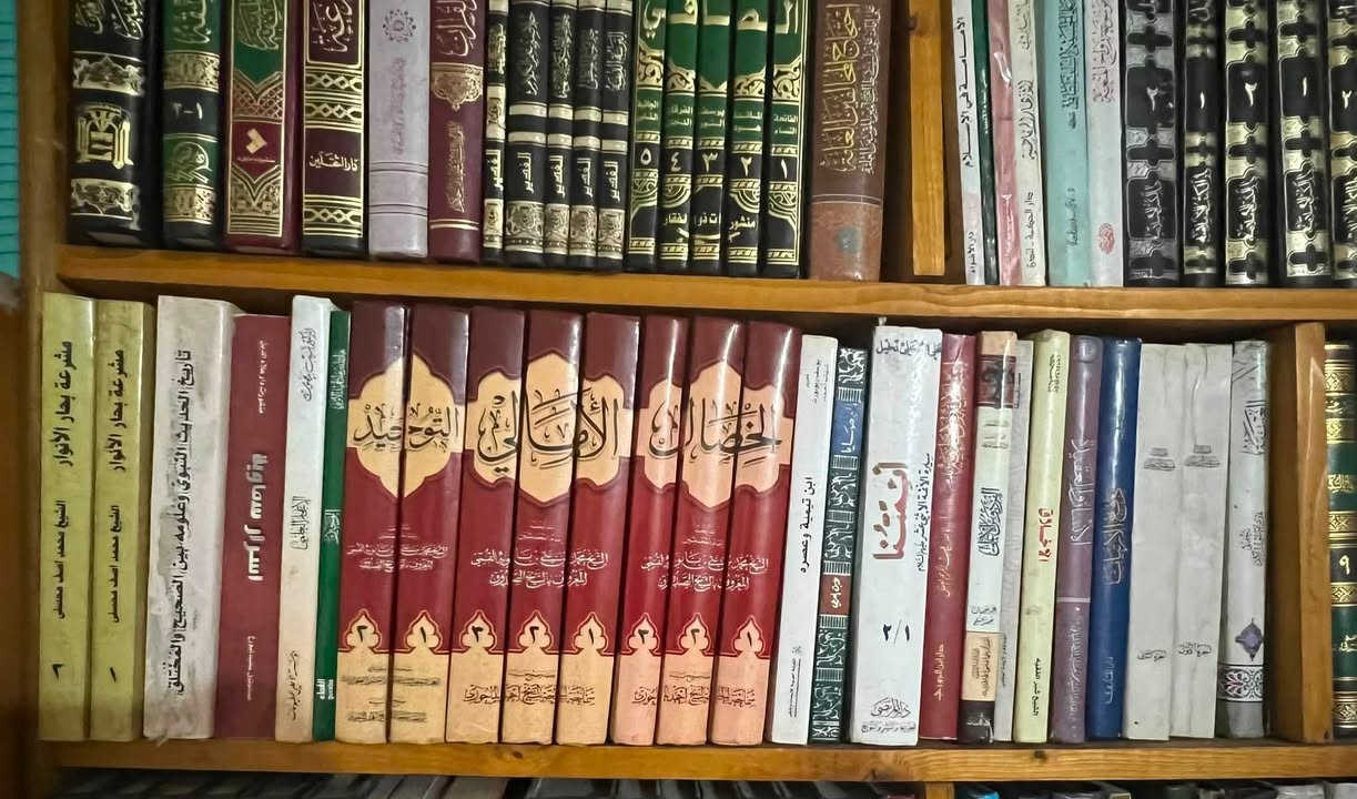 مكتبة مفصلة تحتوي على عناوين مهمة  البيع يكون مجمل وليس مفصّل جزاكم الله خيرا السعر ٣٥٠ 
***********
