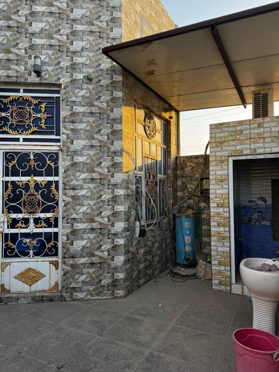 السلام عليكم 
بيت للبيع للبيع  
المساحة 150 
الطابق الارضي دوانية وصالة وغرفتين ومطبخ وصحيات داخلية وخارجية 
الطابق الثاني صاله وغرفه 
موقع البيت قرب مدرسة محمد باقر الصدر 
ملاحظة : البيت لا يباع بالمبادرة بيع مباشر فقط 
للاستفسار.. 
***********
