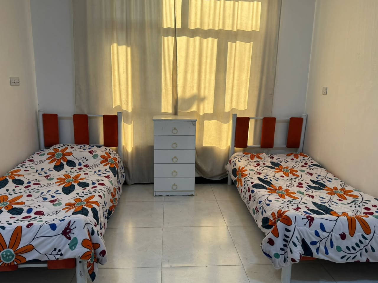 السلام عليكم اثاث بيت للبيع "مستعمل بحالة جيد جدا"

غرفة نوم بسعر مليون ونصف قفل قفل

غرفة نوم اطفال ب 200 الف 

كاونتر مع ملاحق وسنك ب 250 

ثلاجة سونك حالة ممتازة ب 350 الف قفل 

مبردات "alone" استخدام سنة واحدة فقط السعر 175 بيها مجال

المبردة الثانية  : 100 الف قفل 

للتواصل بيع كلها سوية

او للبيع متفرقة براحتكم 

***********
