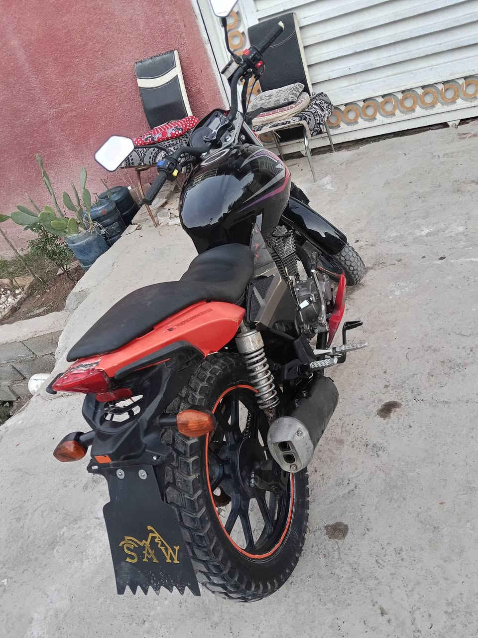 سلام عليكم درجة للبيع كلدن دراجه كامله خير من الله اورق بيها امروس هم ترهم الرقم ***********
