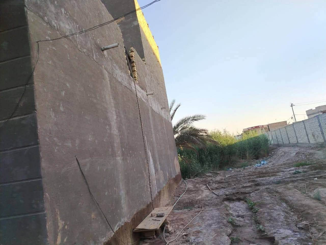 قطعه ارض طابو سند 25  مساحتها الكليه (1700M) الواجهيه (25M) والنزال (70M)   الارض تحتوي على منزل بناء حديث طابوق جمهوري مع سقف كونكريت  طابقين مساحته (300) متر  وحديقه  فيها نخل شكر ويوجد كافه الخدمات من ماء اساله وكهرباء وعلما ان الارض تقع على طريق يا حسين مقابيل معمل النشى مجاور مكتب المحافض في بابل الهاشميه والتفاصيل الاخرى اتصل وبيك خير ودلل ***********
