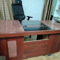 ميز مكتبي • سبورة كبيرة • مبردة مروحة