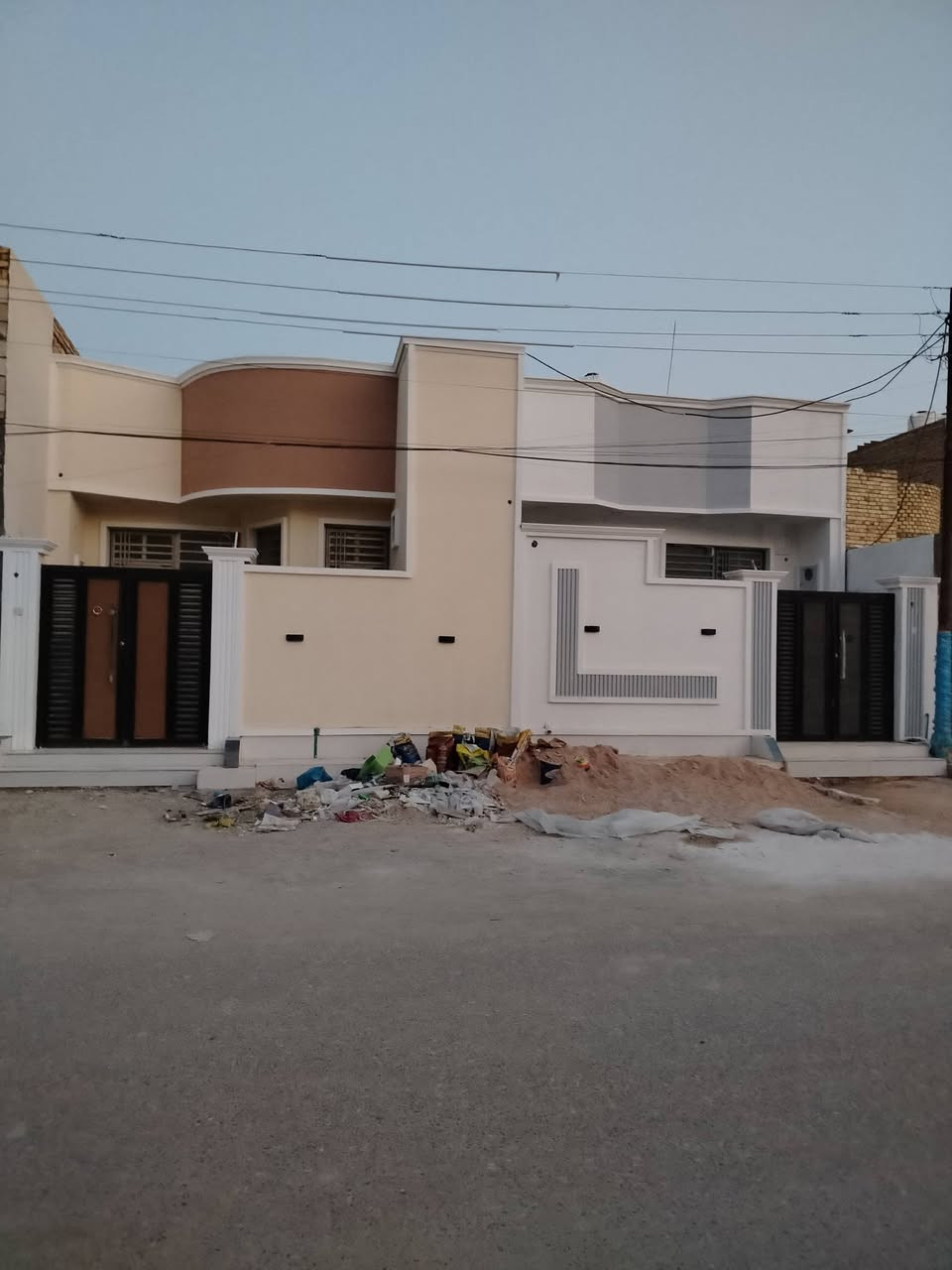 السلام عليكم
بيت للبيع المساحه 125متر 
موقع البيت بشار المستوصف مقابيل مدرسه آفاق العلم
عمل البيت درجه اولئ مايحتاج اشرحلكم شوفو وحكمو
يحتوي البيت على غرف عدد 2
وصاله ومطبخ وستفبال
وصحيات داخليه وخارجيه
ستاره وبيتونه وصطح شتايكر
تانكي ماطور مغاسل خلاطات
البت جاهز على اخر حبايه وشارع رئيسي 12متر
بيت مامسكون توه كمل وكامل تفاصيل داخل الفيديو 
*********** الاستفسار
