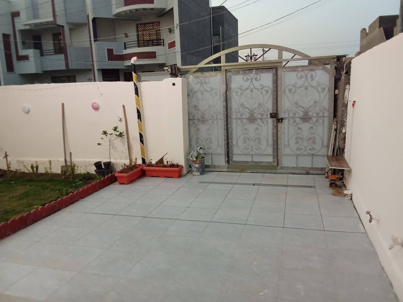 🏠 بيت للبيع - حي العطاء
المواصفات 
رقم الدار 224/5
• المساحة: 150 متر مربع. الوجهة 10 والنزال 15
• نوع العقار: طابو صرف (وتم تحويلة من عرصة الى دار بسمي).
• نوع البناء: طابوق جمهوري (درجة أولى).
🔹 تفاصيل الطابق الأرضي:
الاستقبال: (6 × 4) متر. 
المطبخ: (5 × 3٫5) متر.
 صالة داخلية مع حمام داخلي.
ومناور عدد 2
وصحيات عدد2 وحدة في الخارج والثانية في المنور  
و حمام عدد 2 واحد داخلي والثاني في الطابق الثاني 
غرف النوم الغرفة  (5× 4) متر.
تفاصيل الطابق الثاني:
صالة جلوس إضافية.
 حمام 
 غرف نوم: * الغرفة : (5×4) متر
الاستفسار ***********
              ***********
