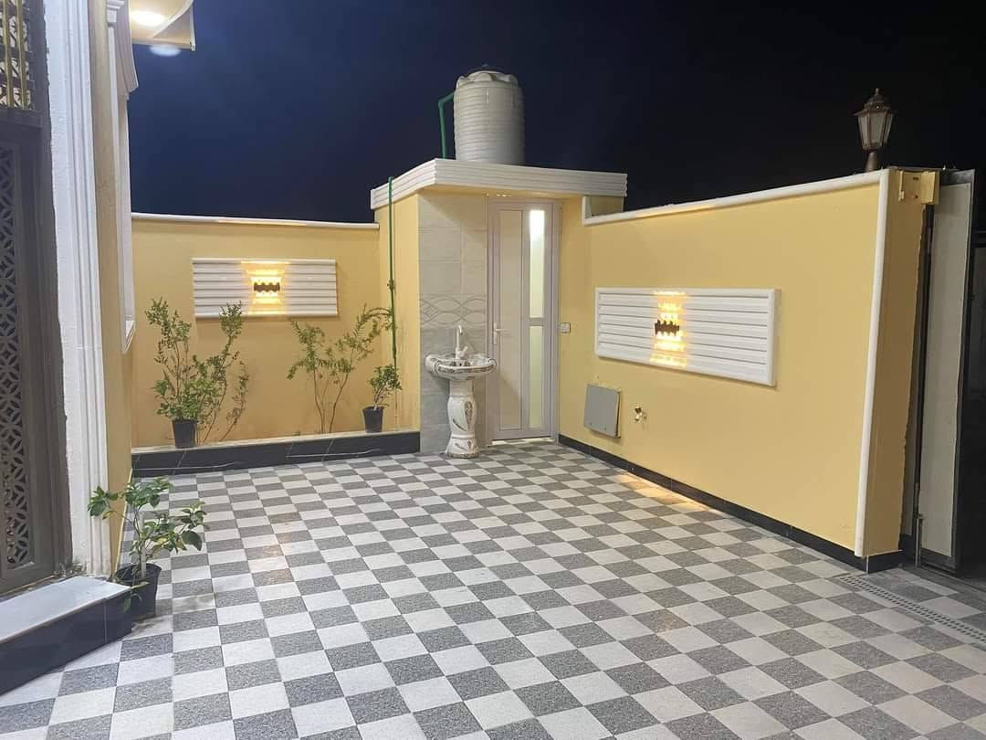 بيت طابو زراعي عراقي للبيع كوت ثويني
المساحه الكليه / ٢٠٠ م بناء ٢٠٢٦
بتلو ٨٠ سم شغل عدل بناء بلوك تاجريان 
دبل رباط + سقف كونكريت مسلح ٢٠ + ايزوكام للسطح مع البيتونه 
مطل على نهر  ، مجاري البيت على النهر الشارع البيت ١٠ م 
شارع البيت كونكريت مسلح 

ملاحظه الطابو زراعي عراقي / منطقة كوت ثويني البصره 
للأتصال: *********** / السعر ١٣٧ وبي مجال
