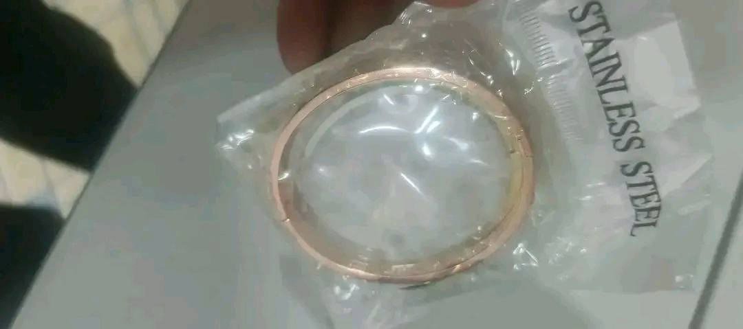 السلام عليكم هاذا السوار الكارتير طلعلي ب ال DHL يعني با الامزون البرزيلي مختوم 750 وكلمه كارتير اعتقد برزيلي او هيجي شي اجاني كل 3 الاوان سوه بيه بعد فضي و وردي وكلهن يشابهن ومكتوب با الجيس مالتهن سلستيل با الانكليزي موجود 20 سيت . اذا مايستغل الماسنجر يمكم تكدرون ترسلوني علواتساب *********** ابيع اقل من سعر العادي .
