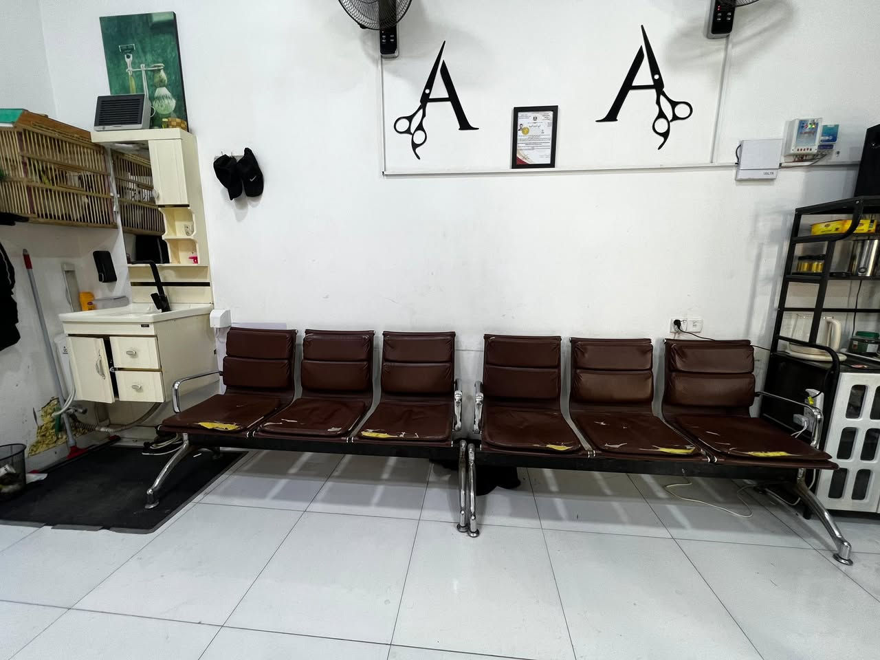للراغبين بتجهيز محل حلاقة بأفضل سعر وأقل جهد، ديكور نظيف ومرتب للبيع، يحتوي على:
• 3 مرايا بتصميم عصري.
• 3 كراسي حلاقة مريحة.
• مغسلة متكاملة.
• رف كبير (ستاند) لتنظيم العطور والمعدات.
• 2 مصطبة (كراسي انتظار) للزبائن.
💰 السعر النهائي: مليون دينار فقط.
📍 الموقع: [شط العرب التنومه كردلان شارع الشهداء ]
📞 للتواصل والاستفسار: [***********]

